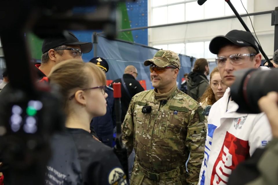 Михаил Ведерников пообщался с ветеранами СВО на международных состязаниях «Время героев»