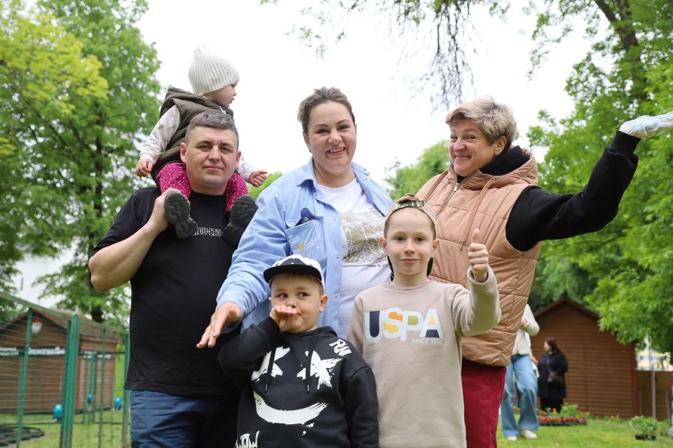 Акция «Цветы жизни» проходит во всех муниципалитетах Псковской области в честь Дня защиты детей Акция «Цветы жизни» проходит во всех муниципалитетах Псковской области в честь Дня защиты детей