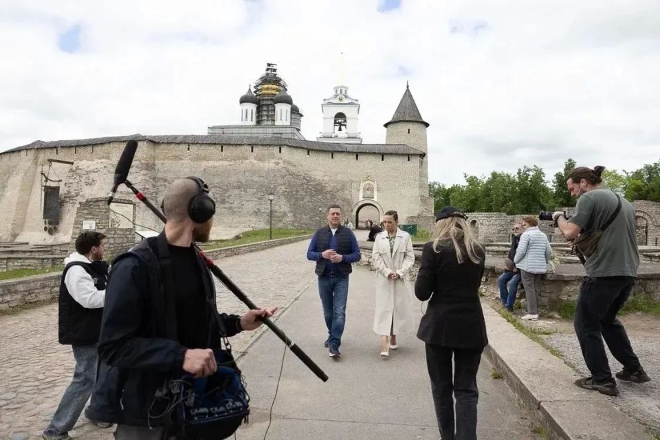 Михаил Ведерников: Сегодня работаем вместе с телеведущей Юлией БАРАНОВСКОЙ Михаил Ведерников: Сегодня работаем вместе с телеведущей Юлией БАРАНОВСКОЙ