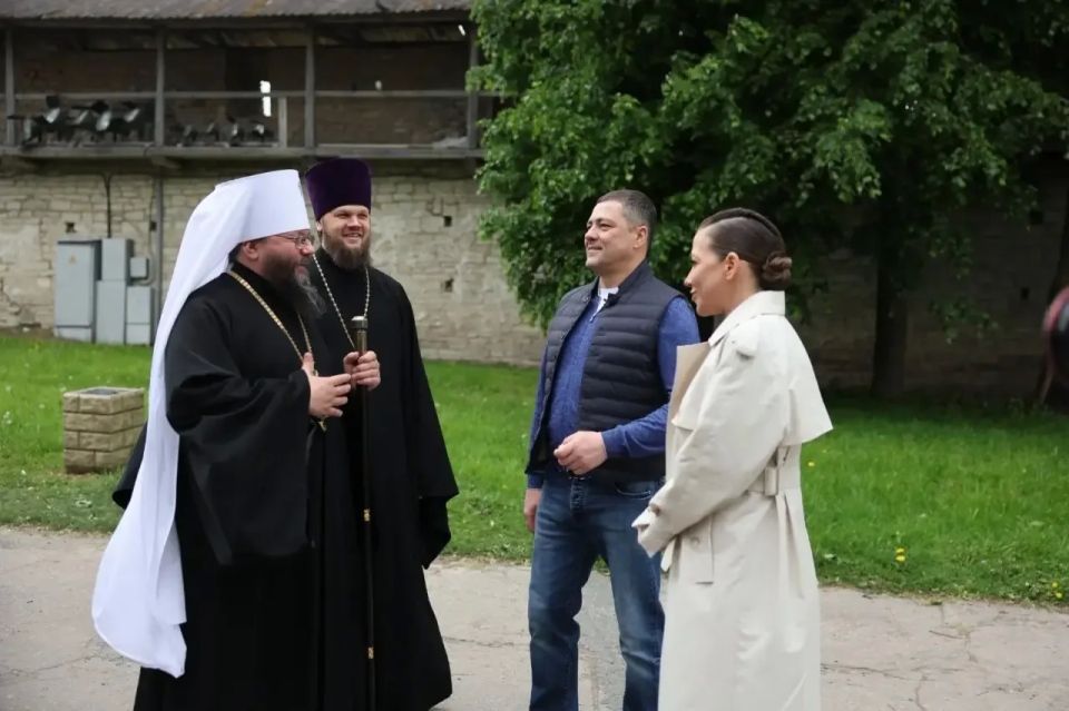 Губернатор Псковской области Михаил Ведерников поздравил православных христиан с праздником Святой Троицы Губернатор Псковской области Михаил Ведерников поздравил православных христиан с праздником Святой Троицы