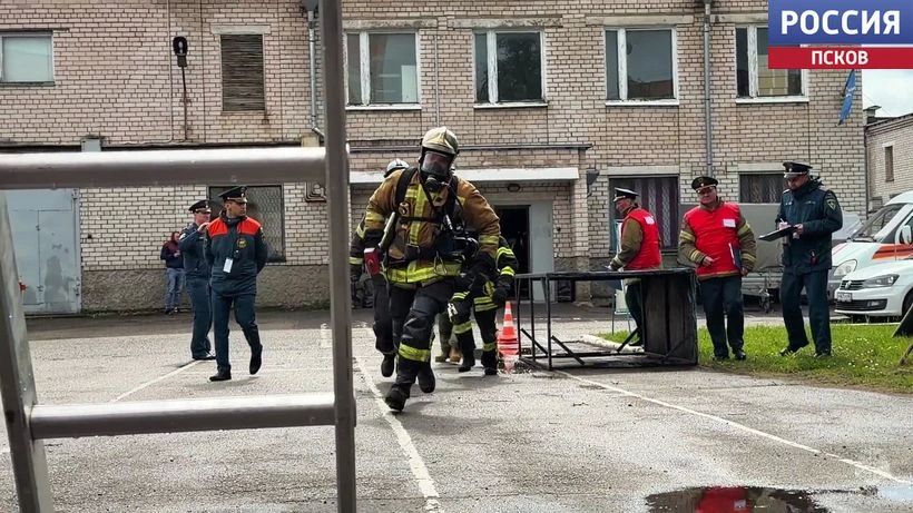 Кто лучше всех ищет и спасает: в Пскове выбрали лучшее звено газодымозащитной службы Кто лучше всех ищет и спасает: в Пскове выбрали лучшее звено газодымозащитной службы