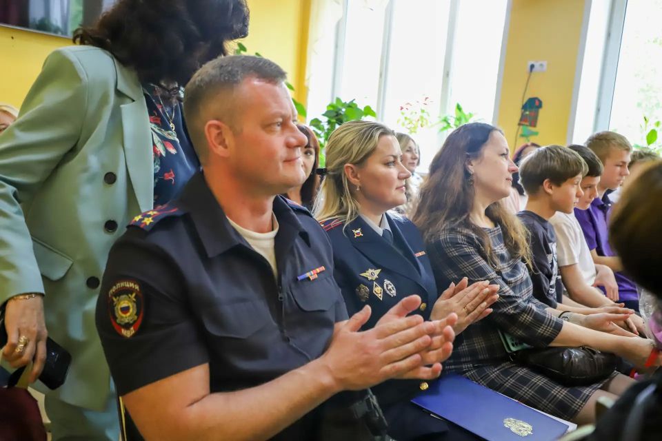 Полицейские поздравили юных псковичей Полицейские поздравили юных псковичей