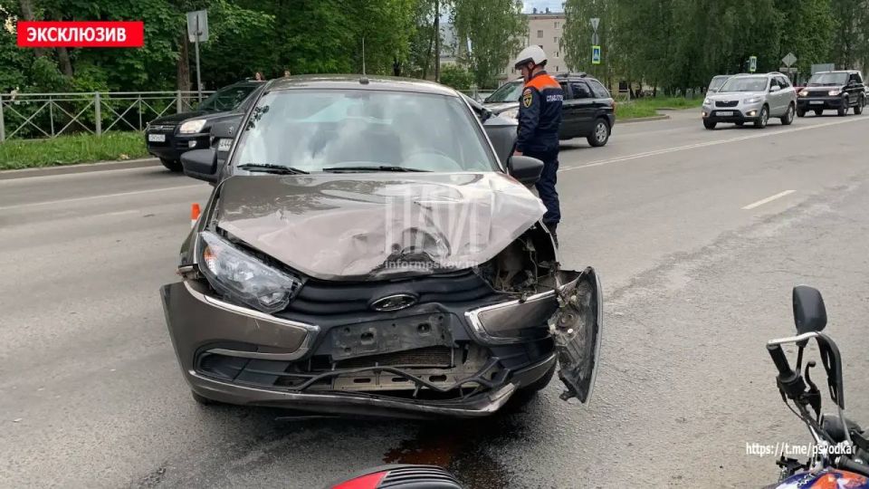 В Пскове, на улице Комдива Кирсанова у дома 5, произошло столкновение мотоцикла и автомобиля Lada Granta В Пскове, на улице Комдива Кирсанова у дома 5, произошло столкновение мотоцикла и автомобиля Lada Granta