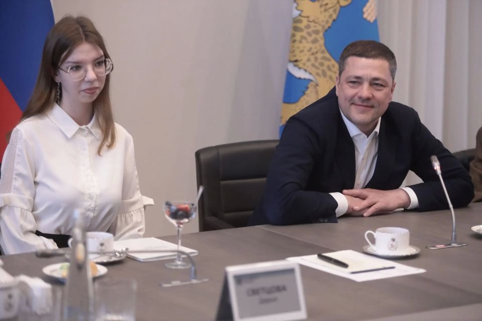Победители акции «Губернаторский дневник» побывали на экскурсии в здании правительства Псковской области, а также встретились с главой региона Михаилом Ведерниковым сегодня, 1 июня Победители акции «Губернаторский дневник» побывали на экскурсии в здании правительства Псковской области, а также встретились с главой региона Михаилом Ведерниковым сегодня, 1 июня