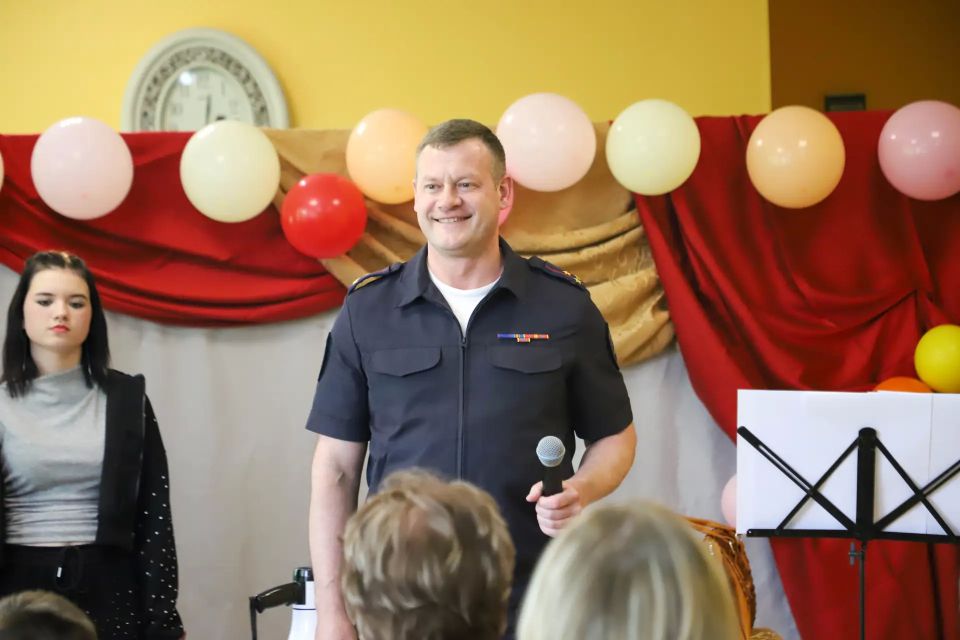 Полицейские поздравили юных псковичей