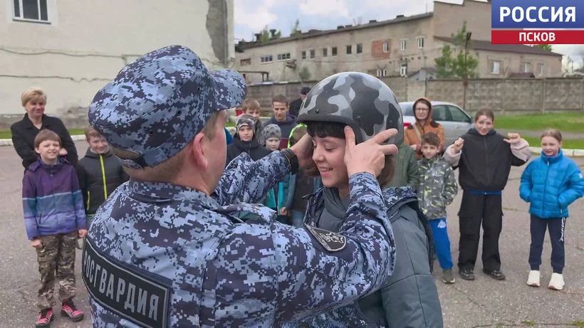 Юные псковичи познакомились с работой росгвардейцев и почтили память погибшего бойца СОБР Юные псковичи познакомились с работой росгвардейцев и почтили память погибшего бойца СОБР