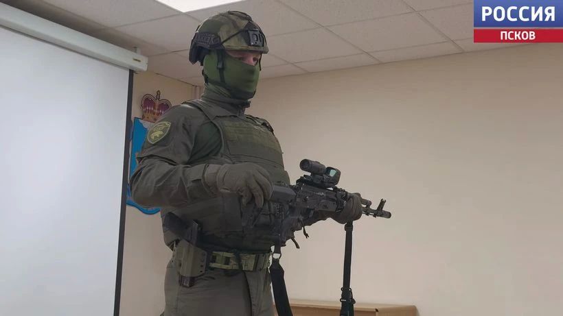 Юные псковичи познакомились с работой росгвардейцев и почтили память погибшего бойца СОБР