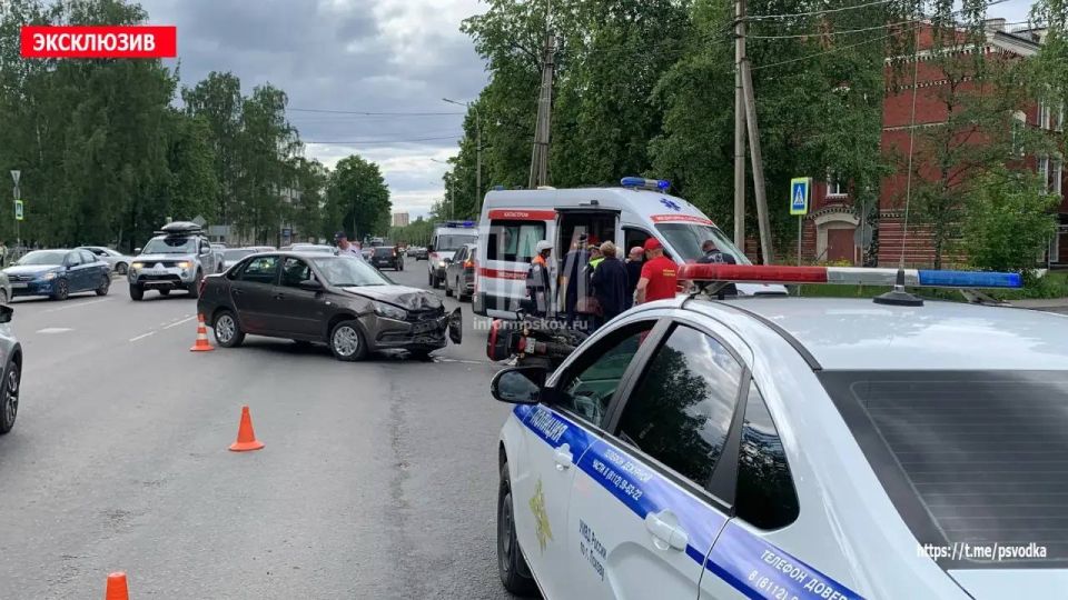 В Пскове, на улице Комдива Кирсанова у дома 5, произошло столкновение мотоцикла и автомобиля Lada Granta В Пскове, на улице Комдива Кирсанова у дома 5, произошло столкновение мотоцикла и автомобиля Lada Granta