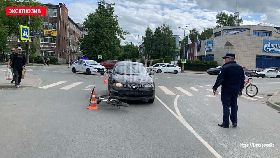 В Пскове, на перекрестке улиц Киселева и Рижского проспекта, водитель автомобиля Seat совершил наезд на 11-летнего ребенка на велосипеде, который не спешился на пешеходном переходе В Пскове, на перекрестке улиц Киселева и Рижского проспекта, водитель автомобиля Seat совершил наезд на 11-летнего ребенка на велосипеде, который не спешился на пешеходном переходе
