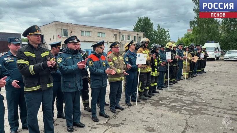 Кто лучше всех ищет и спасает: в Пскове выбрали лучшее звено газодымозащитной службы Кто лучше всех ищет и спасает: в Пскове выбрали лучшее звено газодымозащитной службы