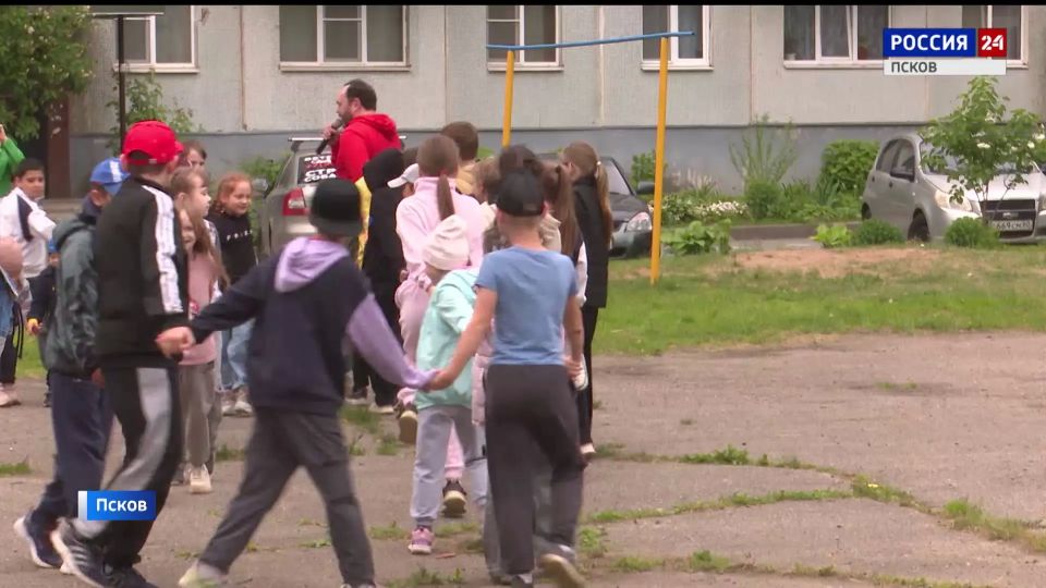Хороводы, конфетти и подарки: детский праздник прошел во дворе на Рижском, 41 Хороводы, конфетти и подарки: детский праздник прошел во дворе на Рижском, 41