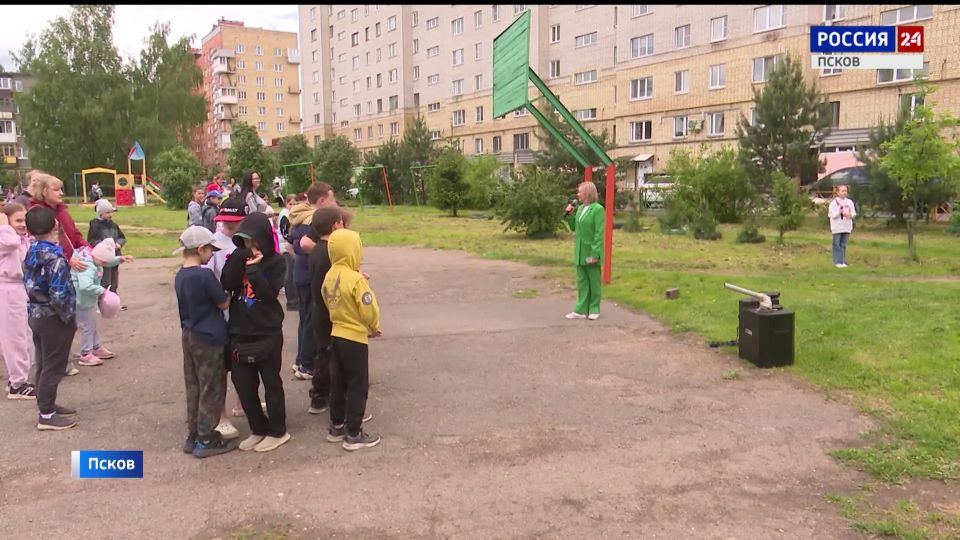 Хороводы, конфетти и подарки: детский праздник прошел во дворе на Рижском, 41 Хороводы, конфетти и подарки: детский праздник прошел во дворе на Рижском, 41