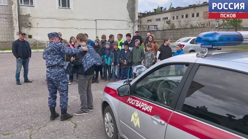 Юные псковичи познакомились с работой росгвардейцев и почтили память погибшего бойца СОБР Юные псковичи познакомились с работой росгвардейцев и почтили память погибшего бойца СОБР