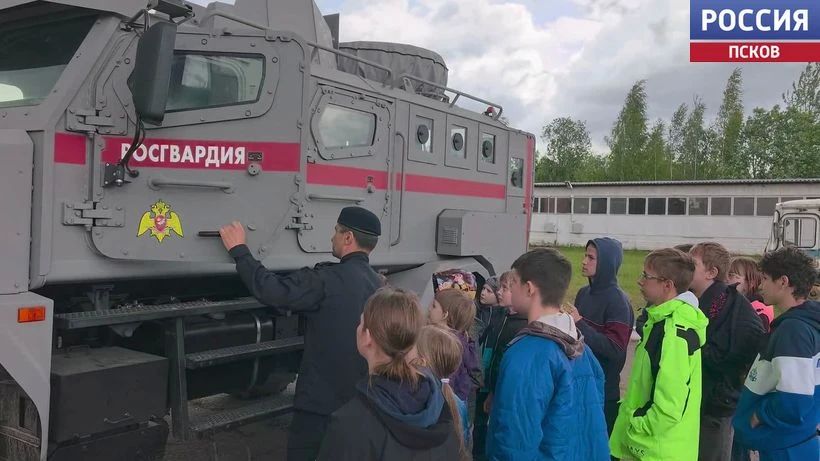 Юные псковичи познакомились с работой росгвардейцев и почтили память погибшего бойца СОБР Юные псковичи познакомились с работой росгвардейцев и почтили память погибшего бойца СОБР