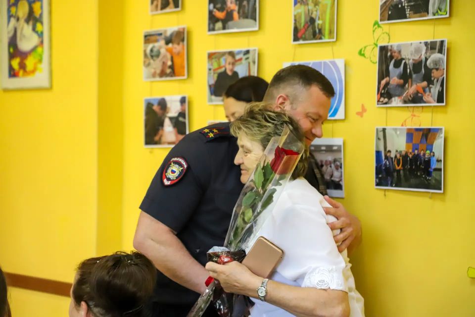 Полицейские поздравили юных псковичей Полицейские поздравили юных псковичей