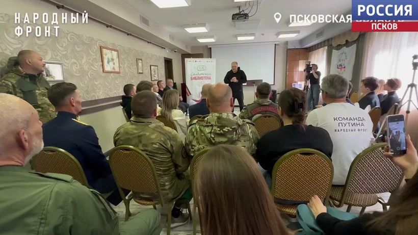"Сын полка" с автографом ветерана: Народный фронт передал в солдатскую библиотеку Псковской области книги "Сын полка" с автографом ветерана: Народный фронт передал в солдатскую библиотеку Псковской области книги