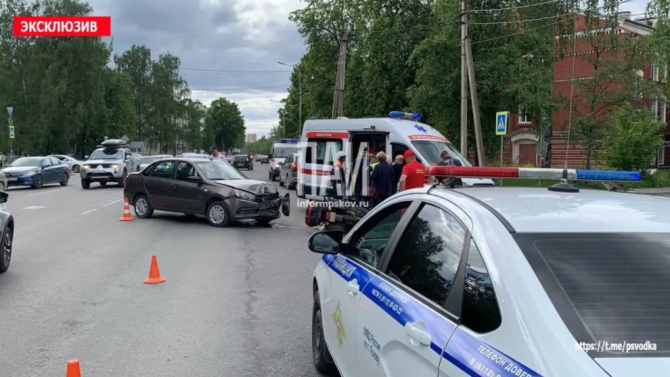 В Пскове, на улице Комдива Кирсанова у дома 5, произошло столкновение мотоцикла и автомобиля Lada Granta