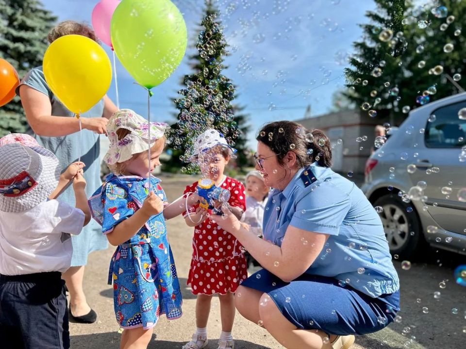 Прокуратура Псковской области на постоянной основе стоит на страже прав несовершеннолетних: от охраны жизни и здоровья до права на семью и жильё Прокуратура Псковской области на постоянной основе стоит на страже прав несовершеннолетних: от охраны жизни и здоровья до права на семью и жильё