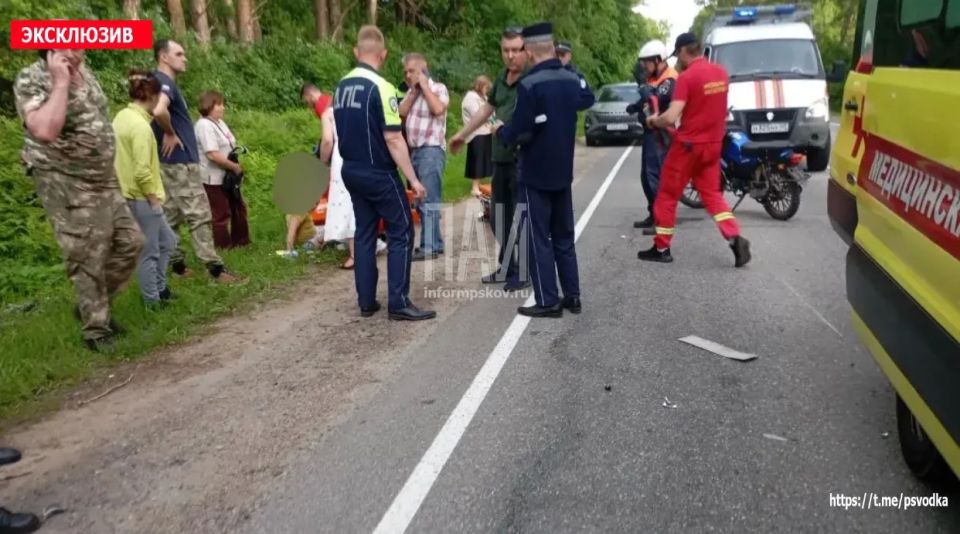 В Псковском районе, у поворота на деревню Конюшкино, произошло столкновение автомобиля и мопеда