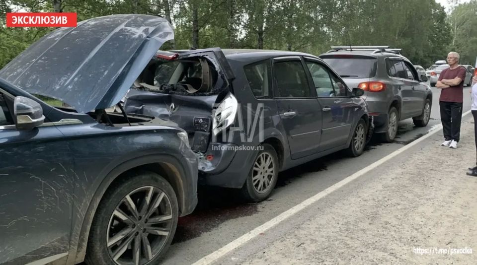 Массовое ДТП с участием фуры произошло на выезде из Пскова Массовое ДТП с участием фуры произошло на выезде из Пскова