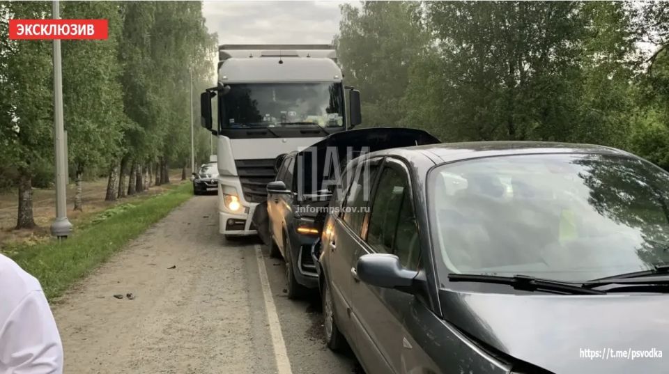 Массовое ДТП с участием фуры произошло на выезде из Пскова Массовое ДТП с участием фуры произошло на выезде из Пскова