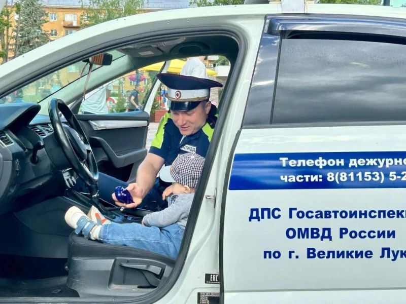 В Великих Луках полицейские напомнили детям о ПДД и пожелали безопасных каникул В Великих Луках полицейские напомнили детям о ПДД и пожелали безопасных каникул