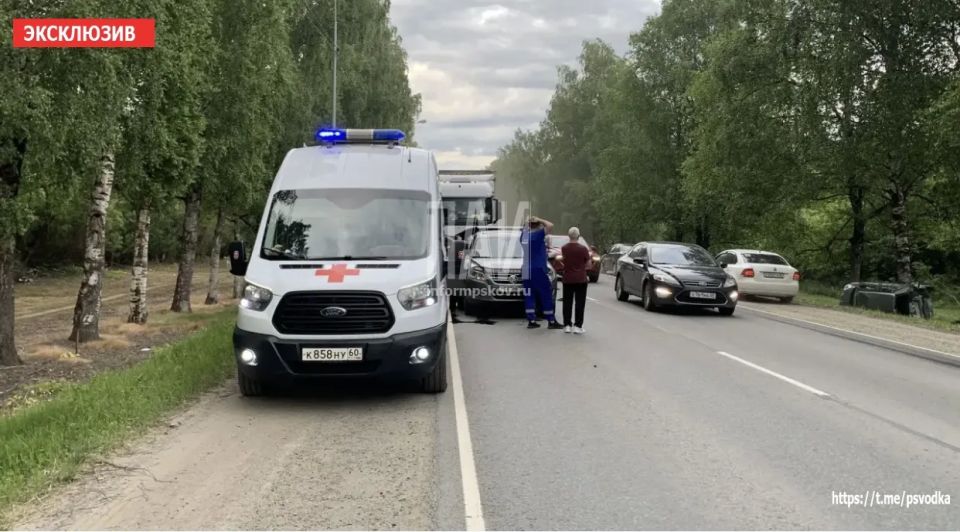 Массовое ДТП с участием фуры произошло на выезде из Пскова