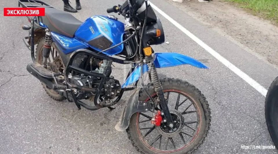 В Псковском районе, у поворота на деревню Конюшкино, произошло столкновение автомобиля и мопеда В Псковском районе, у поворота на деревню Конюшкино, произошло столкновение автомобиля и мопеда