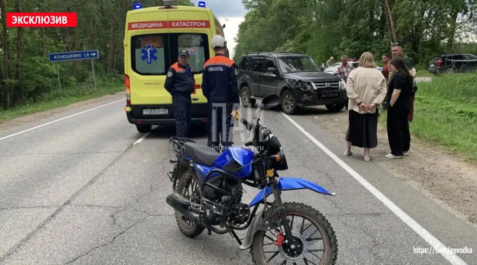 В Псковском районе, у поворота на деревню Конюшкино, произошло столкновение автомобиля и мопеда В Псковском районе, у поворота на деревню Конюшкино, произошло столкновение автомобиля и мопеда