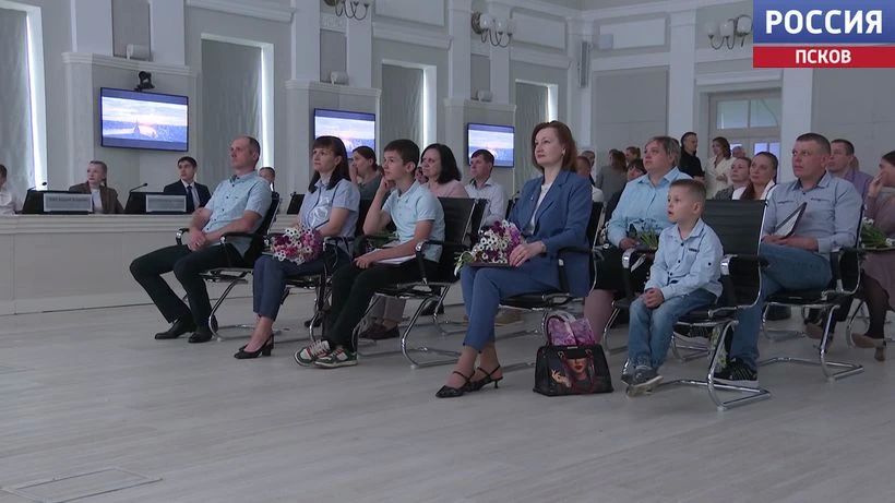 Глава региона Михаил Ведерников встретился с победителями регионального конкурса "Губернаторский дневник" Глава региона Михаил Ведерников встретился с победителями регионального конкурса "Губернаторский дневник"