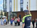 В Великих Луках полицейские напомнили детям о ПДД и пожелали безопасных каникул