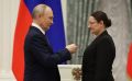 Многодетная мать из Псковского района Александра Палютина, получившая орден «Мать-героиня» из рук президента Владимира Путина, отметила, что награда — это высокая оценка трудов в воспитании детей