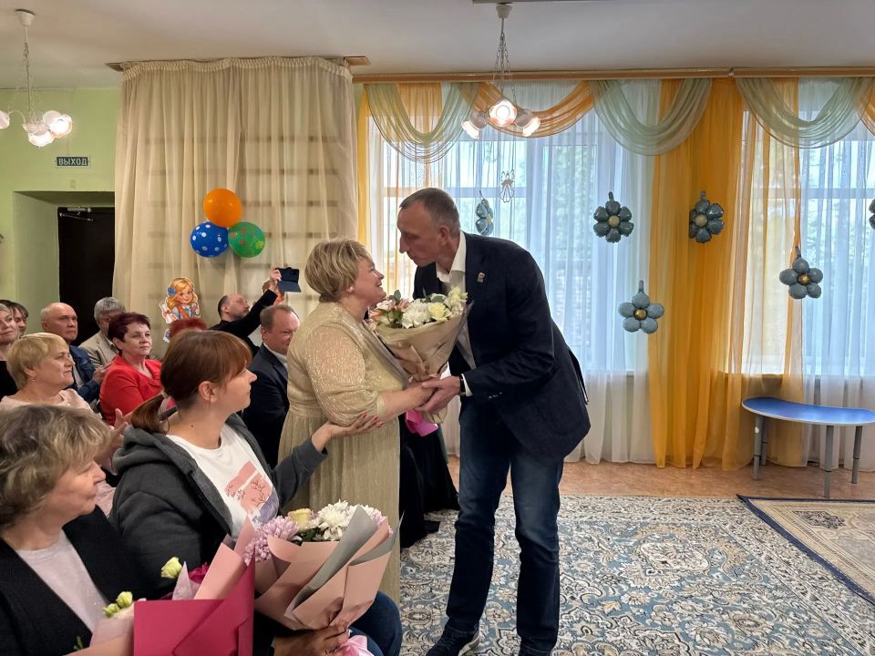 По случаю 50-летия детского сада №33 «Огонек» почетные гости прибыли с визитом и вручили приятные подарки По случаю 50-летия детского сада №33 «Огонек» почетные гости прибыли с визитом и вручили приятные подарки