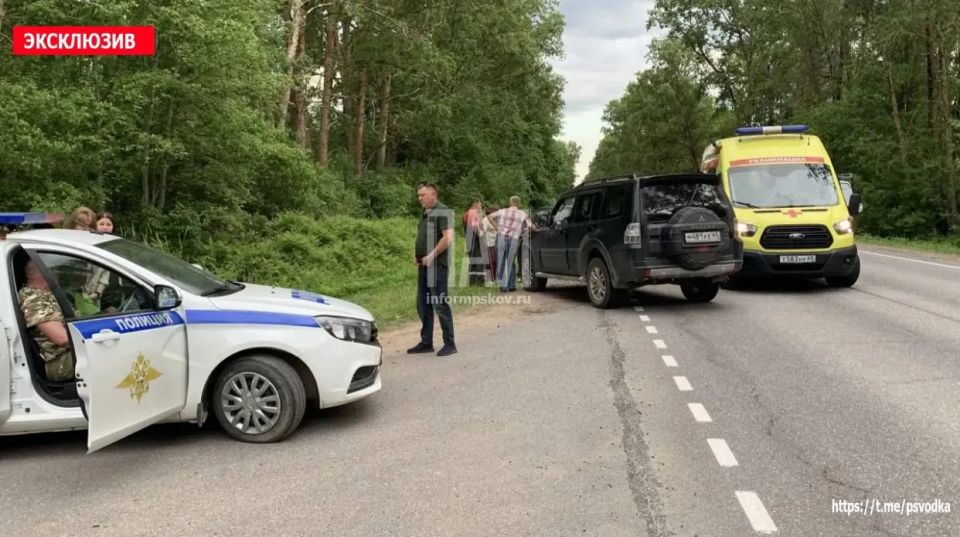 В Псковском районе, у поворота на деревню Конюшкино, произошло столкновение автомобиля и мопеда В Псковском районе, у поворота на деревню Конюшкино, произошло столкновение автомобиля и мопеда