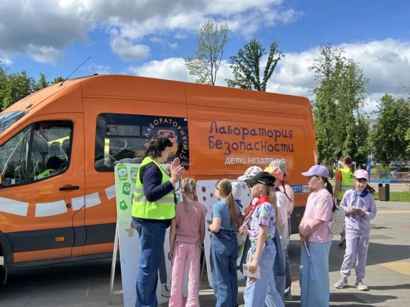 В Великих Луках полицейские напомнили детям о ПДД и пожелали безопасных каникул В Великих Луках полицейские напомнили детям о ПДД и пожелали безопасных каникул