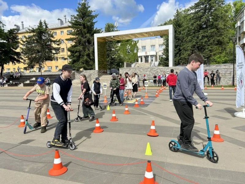 В Великих Луках полицейские напомнили детям о ПДД и пожелали безопасных каникул В Великих Луках полицейские напомнили детям о ПДД и пожелали безопасных каникул