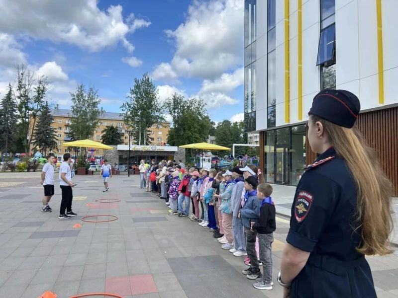В Великих Луках полицейские напомнили детям о ПДД и пожелали безопасных каникул В Великих Луках полицейские напомнили детям о ПДД и пожелали безопасных каникул