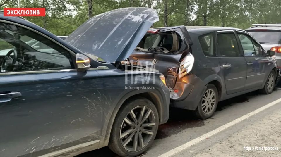 Массовое ДТП с участием фуры произошло на выезде из Пскова Массовое ДТП с участием фуры произошло на выезде из Пскова