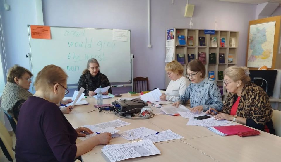 Додумать концовку за писателя и решить логические загадки: как слушатели Университета третьего возраста тренируют память и мышление