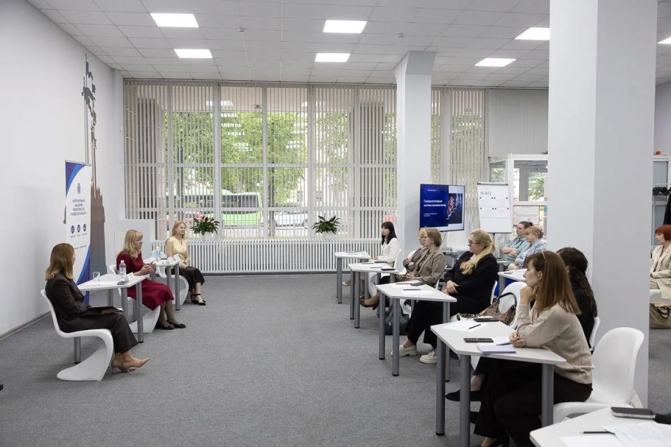 Сотрудники Министерства труда и занятости Псковской области Ирина СЕРГЕЕВА, начальник отдела специальных проектов, и Надежда ЗИБРОВА, заместитель начальника организационного-правового отдела, приняли участие в семинаре... Сотрудники Министерства труда и занятости Псковской области Ирина СЕРГЕЕВА, начальник отдела специальных проектов, и Надежда ЗИБРОВА, заместитель начальника организационного-правового отдела, приняли участие в семинаре...