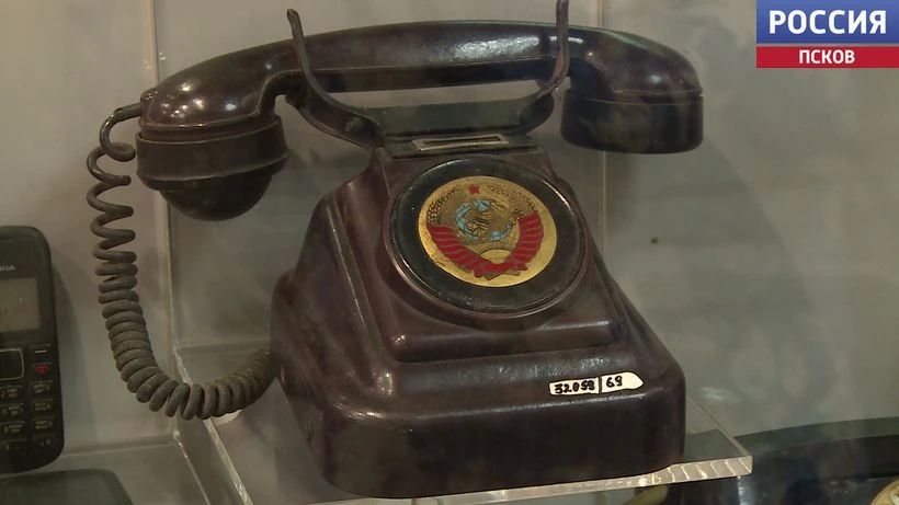 От дисковых аппаратов 1930-х до первых мобильников: выставка телефонных аппаратов открылась в Острове От дисковых аппаратов 1930-х до первых мобильников: выставка телефонных аппаратов открылась в Острове