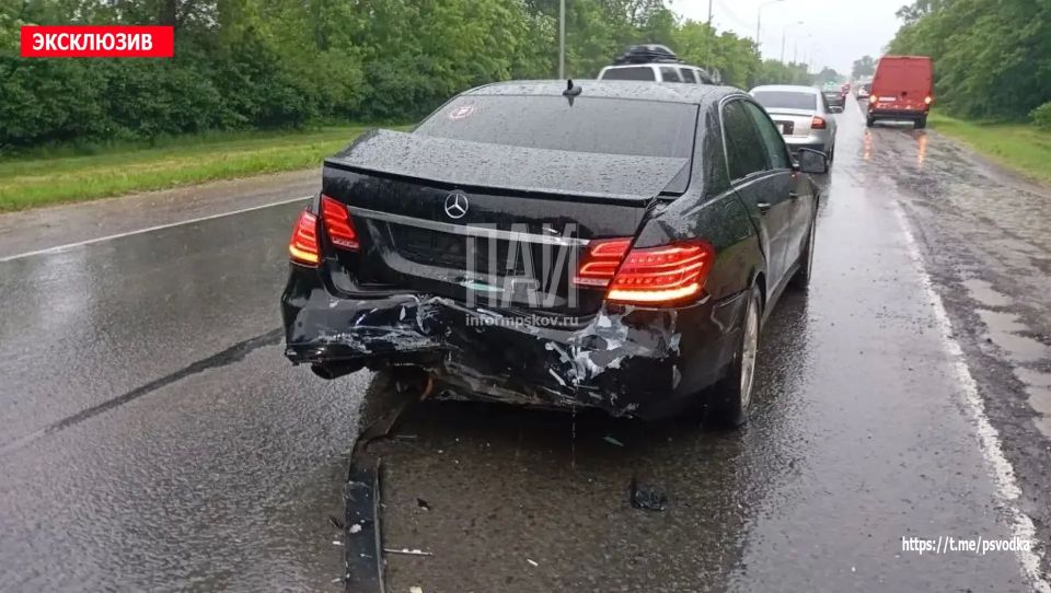 В Псковском районе, на трассе А-212 между деревнями Неёлово и Моглино, произошло попутное столкновение автомобилей Mercedes и Volkswagen В Псковском районе, на трассе А-212 между деревнями Неёлово и Моглино, произошло попутное столкновение автомобилей Mercedes и Volkswagen