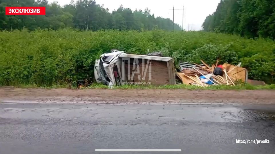 В Псковском районе, у деревни Торошино, на 8-м километре, произошло попутное столкновение автомобиля УАЗ «Патриот» и «Газели», после чего «Газель» съехала в кювет и опрокинулась В Псковском районе, у деревни Торошино, на 8-м километре, произошло попутное столкновение автомобиля УАЗ «Патриот» и «Газели», после чего «Газель» съехала в кювет и опрокинулась