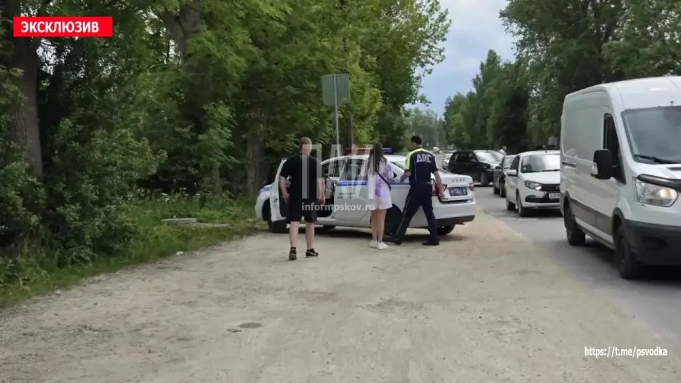 В Острове, на улице Карла Маркса, у дома №23А, водитель автомобиля Volkswagen Polo допустила наезд на женщину В Острове, на улице Карла Маркса, у дома №23А, водитель автомобиля Volkswagen Polo допустила наезд на женщину