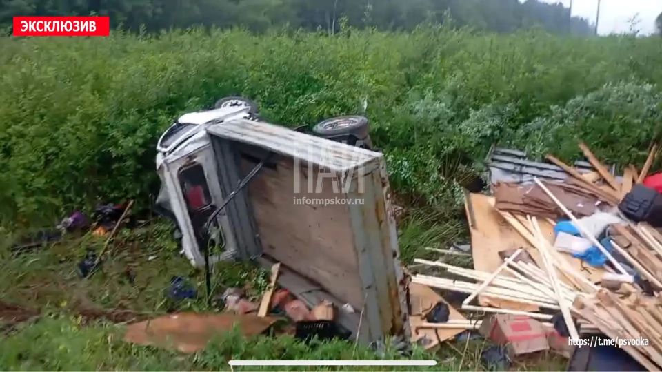 В Псковском районе, у деревни Торошино, на 8-м километре, произошло попутное столкновение автомобиля УАЗ «Патриот» и «Газели», после чего «Газель» съехала в кювет и опрокинулась В Псковском районе, у деревни Торошино, на 8-м километре, произошло попутное столкновение автомобиля УАЗ «Патриот» и «Газели», после чего «Газель» съехала в кювет и опрокинулась