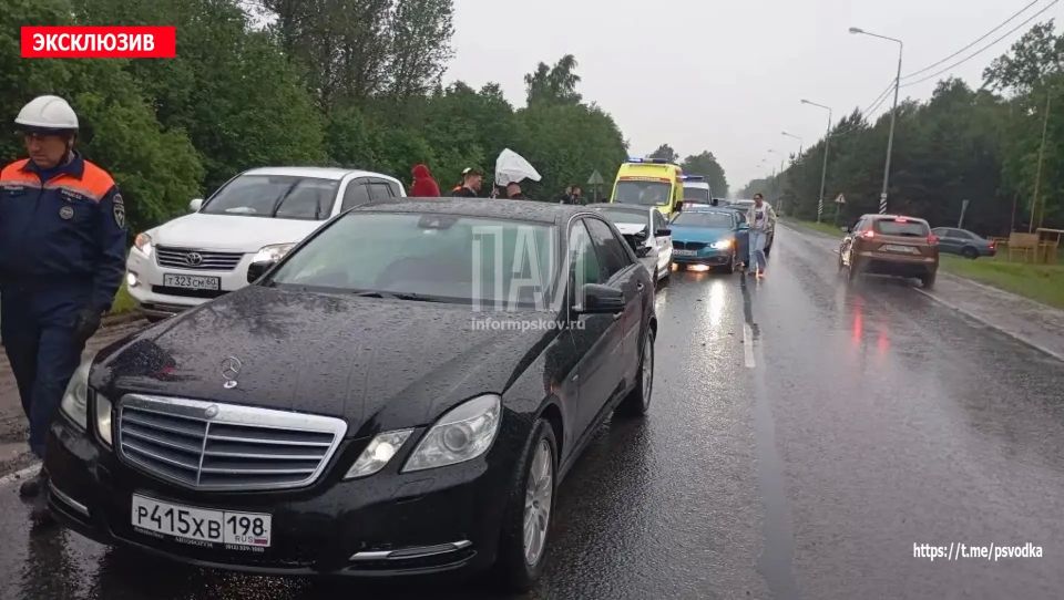 В Псковском районе, на трассе А-212 между деревнями Неёлово и Моглино, произошло попутное столкновение автомобилей Mercedes и Volkswagen