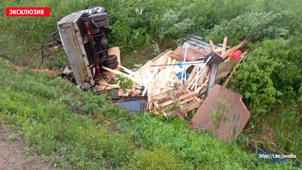 В Псковском районе, у деревни Торошино, на 8-м километре, произошло попутное столкновение автомобиля УАЗ «Патриот» и «Газели», после чего «Газель» съехала в кювет и опрокинулась В Псковском районе, у деревни Торошино, на 8-м километре, произошло попутное столкновение автомобиля УАЗ «Патриот» и «Газели», после чего «Газель» съехала в кювет и опрокинулась