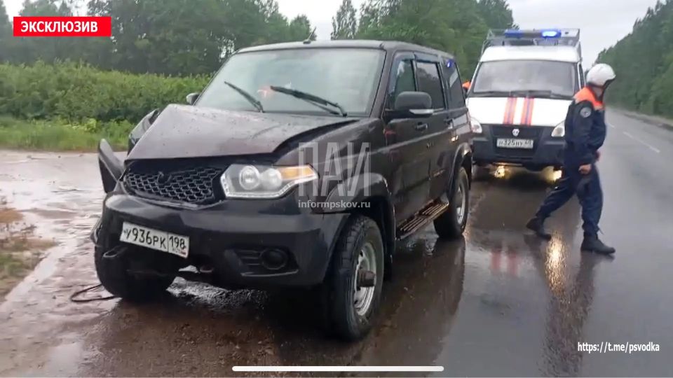 В Псковском районе, у деревни Торошино, на 8-м километре, произошло попутное столкновение автомобиля УАЗ «Патриот» и «Газели», после чего «Газель» съехала в кювет и опрокинулась В Псковском районе, у деревни Торошино, на 8-м километре, произошло попутное столкновение автомобиля УАЗ «Патриот» и «Газели», после чего «Газель» съехала в кювет и опрокинулась