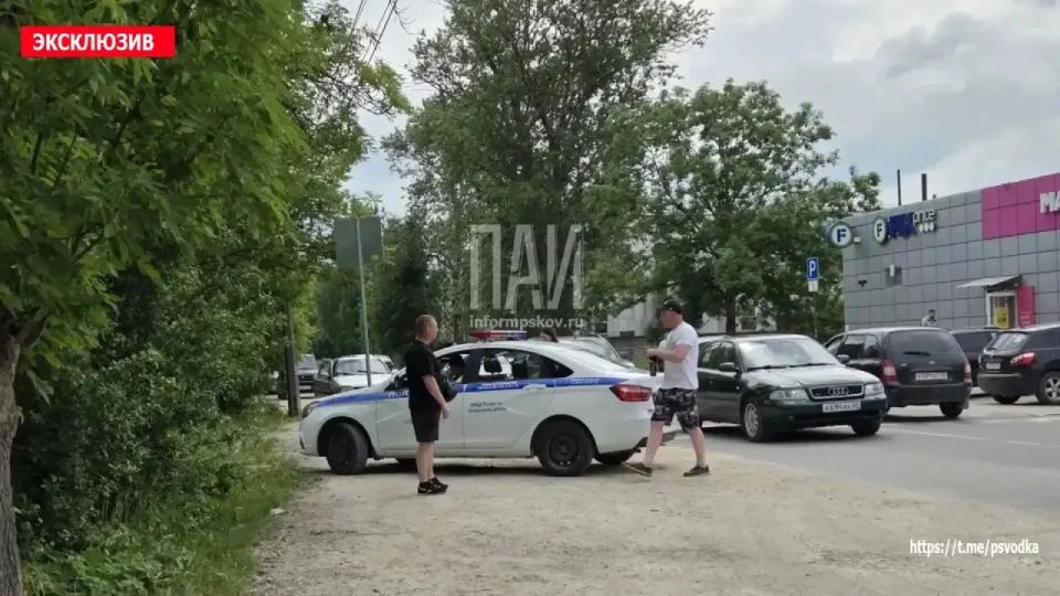 В Острове, на улице Карла Маркса, у дома №23А, водитель автомобиля Volkswagen Polo допустила наезд на женщину В Острове, на улице Карла Маркса, у дома №23А, водитель автомобиля Volkswagen Polo допустила наезд на женщину