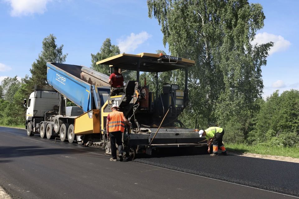 На трассе Остров – Вышгородок – граница с Латвийской Республикой ремонтируют сразу два участка На трассе Остров – Вышгородок – граница с Латвийской Республикой ремонтируют сразу два участка